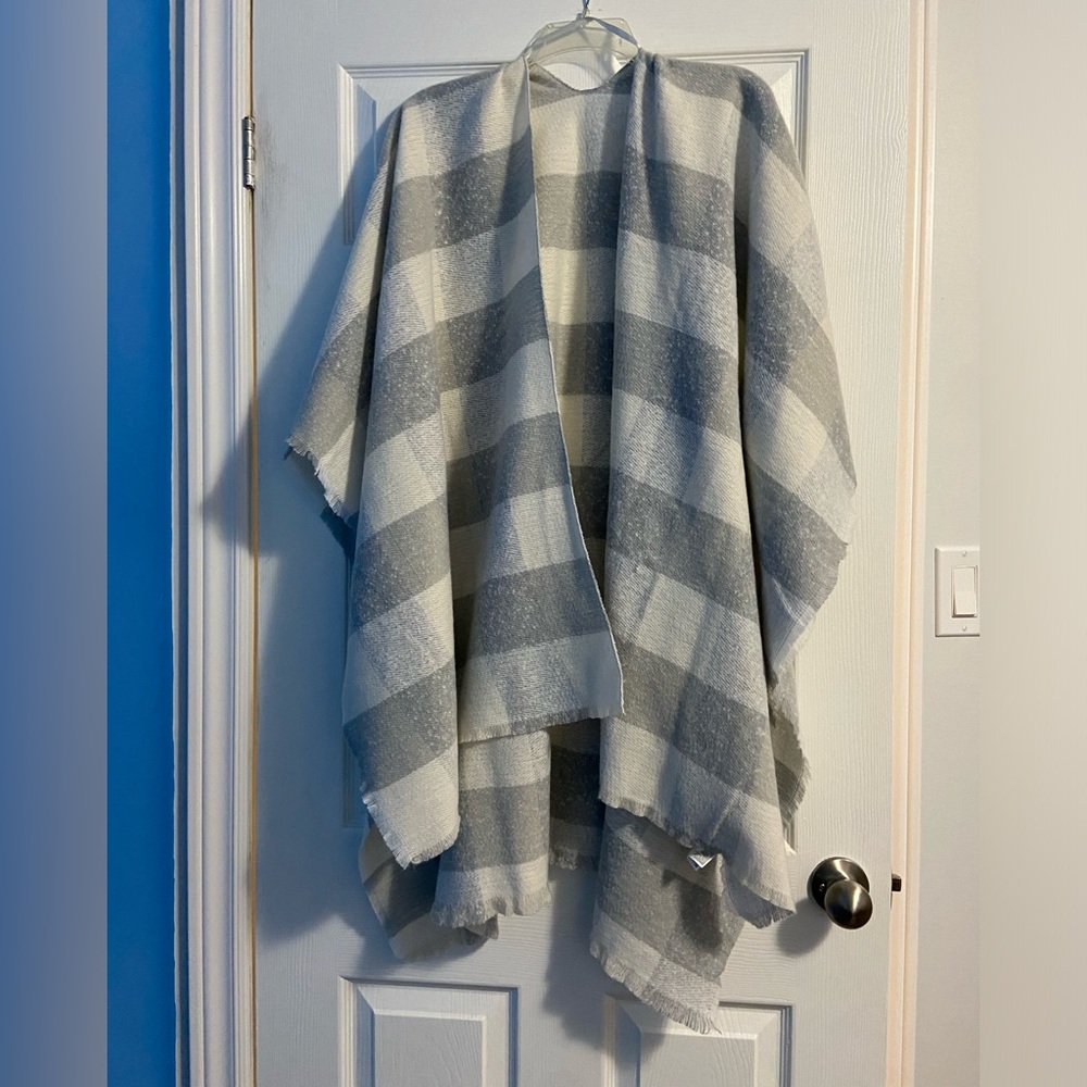 Old Navy Women’s Gray and White Plaid Checkered Shawl / Wrap / Cape Size O/S